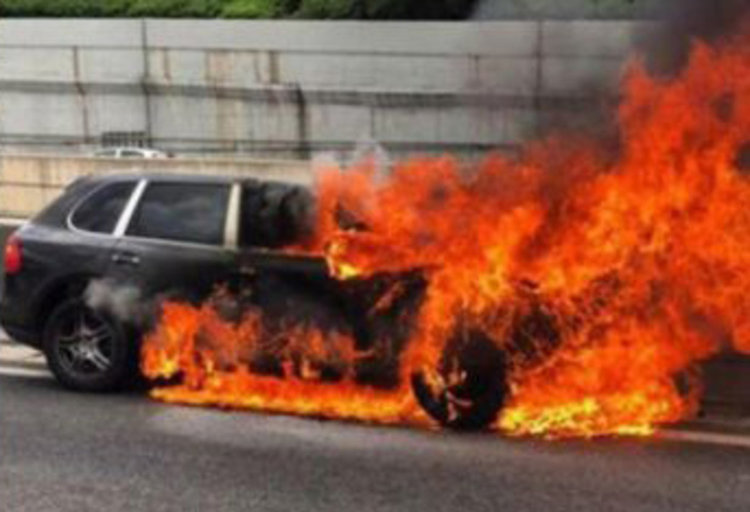 Изгоря Порше Кайен на 76-годишна в Крепост