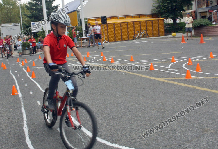 Заместничка на кмета яхна колелото на състезание по колоездене