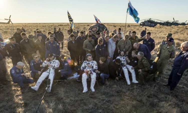 Последен полет за "Союз": Трима астронавти се върнаха