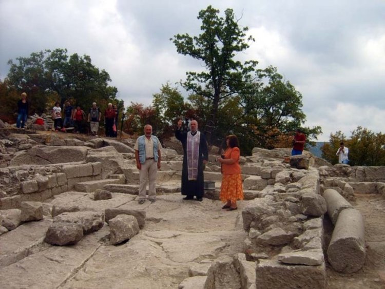 Отец Боян Саръев освети новооткритата епископска катедрала на Перперикон