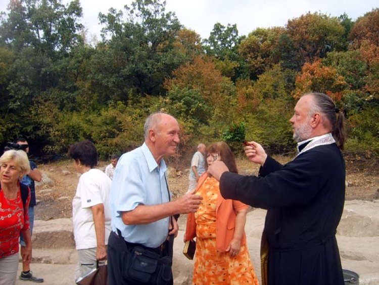 Отец Боян Саръев освети новооткритата епископска катедрала на Перперикон