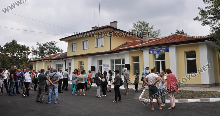 Аптека в Баните плаща 1 лв. наем, днес откриха обновената здравна служба и парк