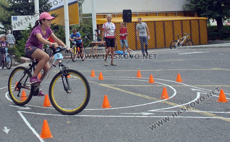 Заместничка на кмета яхна колелото на състезание по колоездене