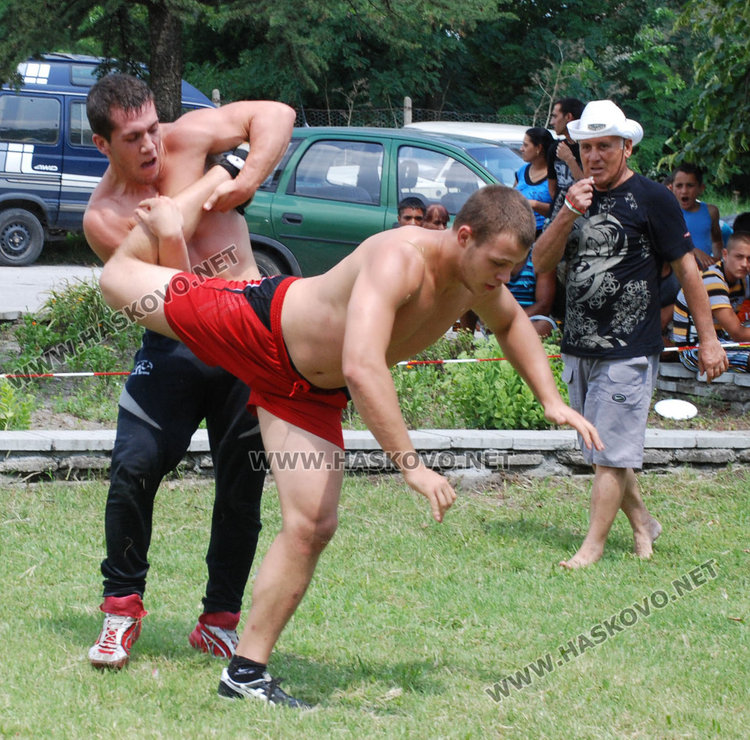 Хасковлията Георги Ванчев грабна теле на борбите в Троян