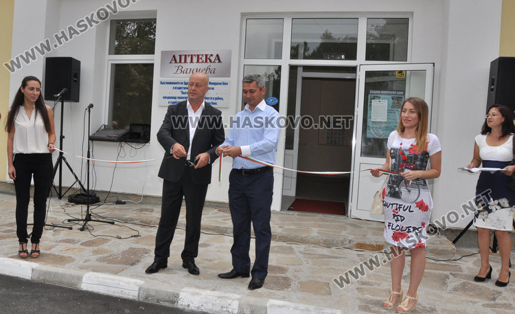 Аптека в Баните плаща 1 лв. наем, днес откриха обновената здравна служба и парк