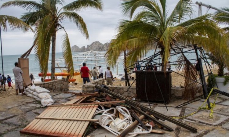 Ураганът Нютон взе жертви в Мексико