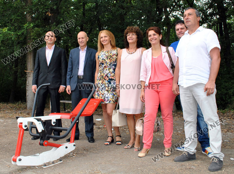 Еврошампион тренира за нова титла, докато даряват фитнес площадката в Кенана