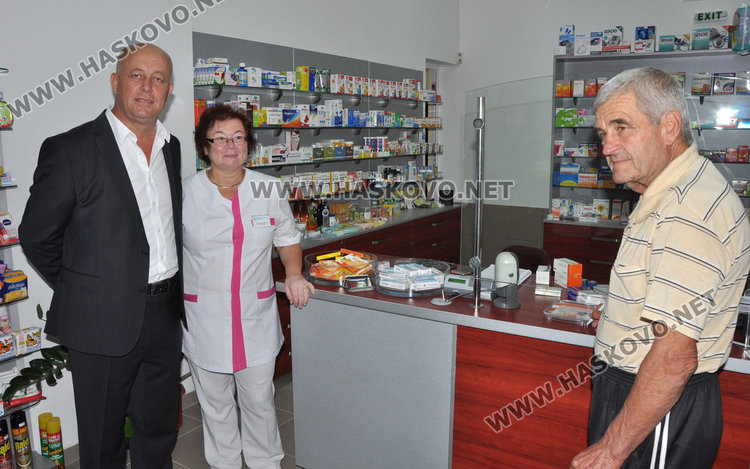 Аптека в Баните плаща 1 лв. наем, днес откриха обновената здравна служба и парк