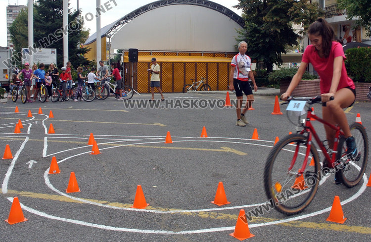 Заместничка на кмета яхна колелото на състезание по колоездене