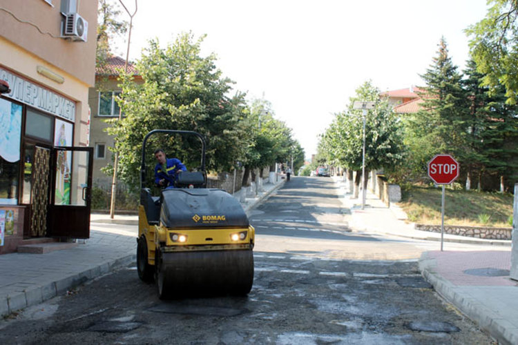 Кърпят общински пътища в Ардино