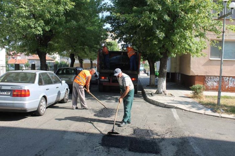 Кърпят общински пътища в Ардино