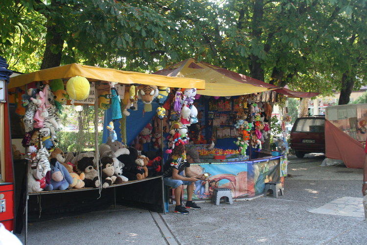 Първомай се стяга за панаир