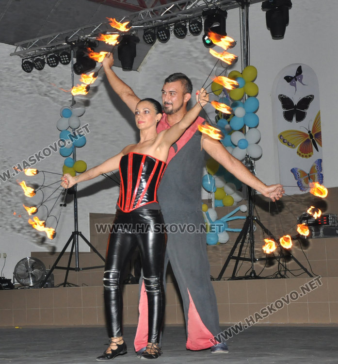 Огнено шоу и „Осмото чудо“ препълниха „Спартак“ за празника на Хасково  