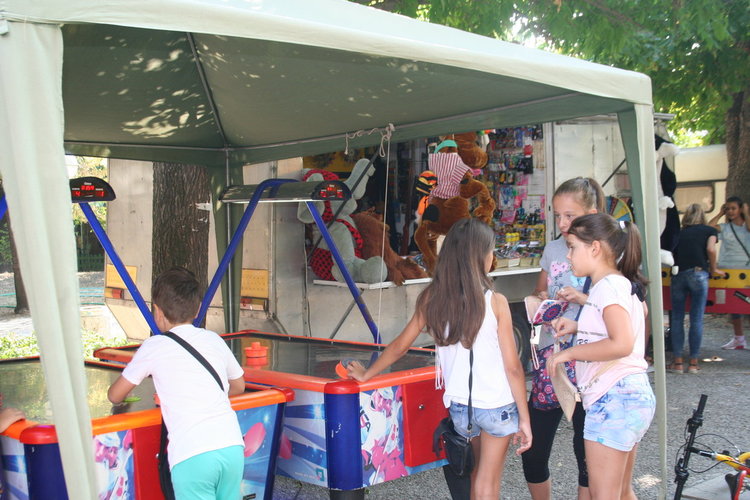 Първомай се стяга за панаир