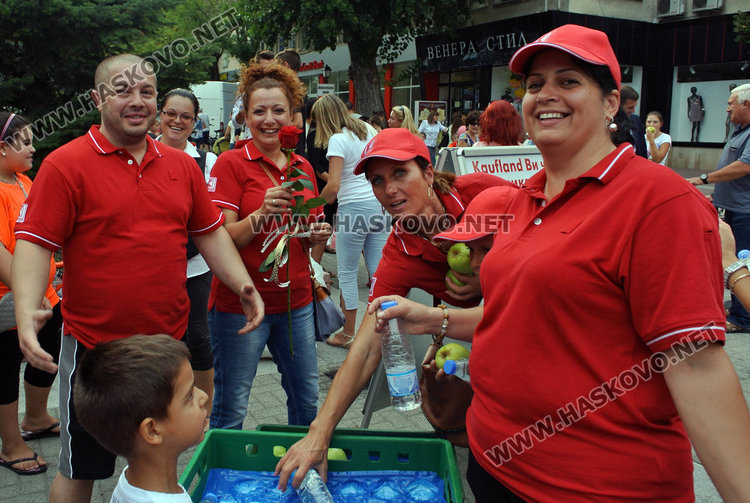 Празнична торта раздадоха за стотици деца в Хасково