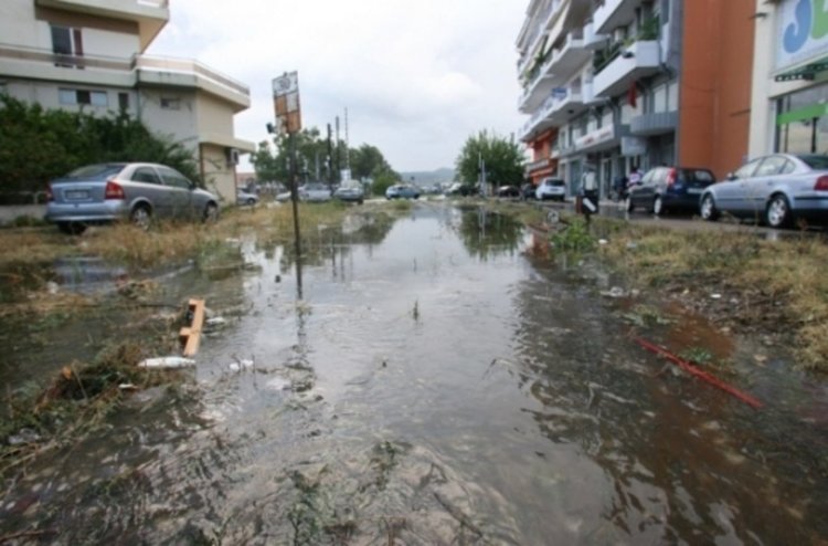 Адът слезе в Гърция! Порои, урагани и торнадо взеха жертви