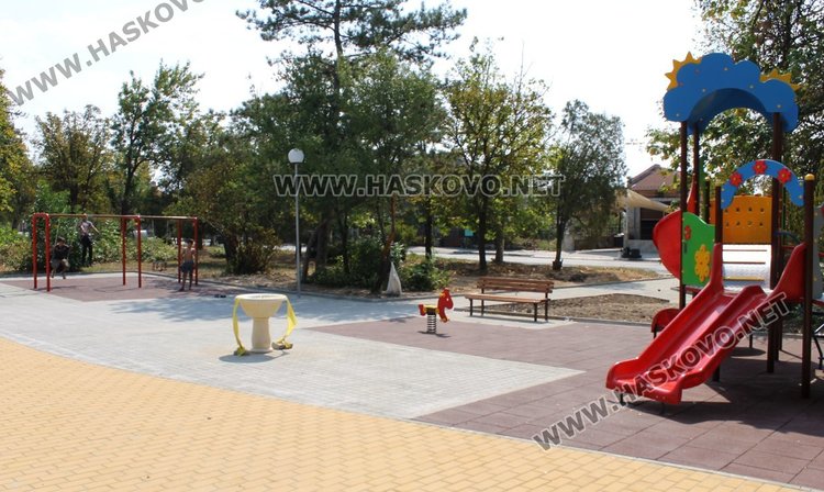 Обновиха изцяло детската площадка в кв."Марийно"