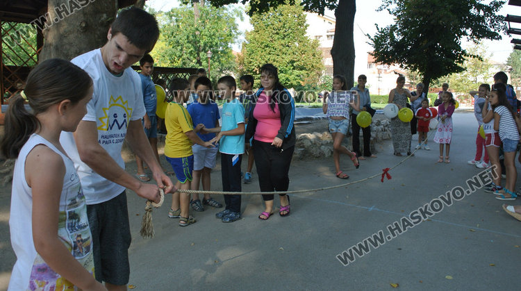 Деца превърнаха Градската градина в лунапарк