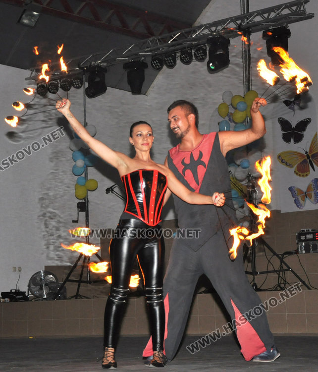 Огнено шоу и „Осмото чудо“ препълниха „Спартак“ за празника на Хасково  