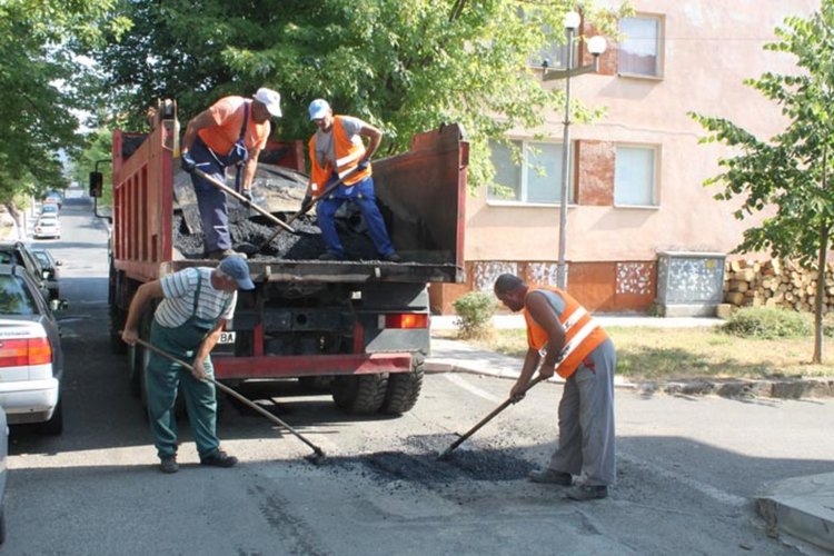 Кърпят общински пътища в Ардино