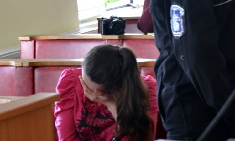 Две години Бекир заплашвал Гьокчан, че ще я пусне гола в интернет и затова тя го наръгала смъртоносно в сърцето