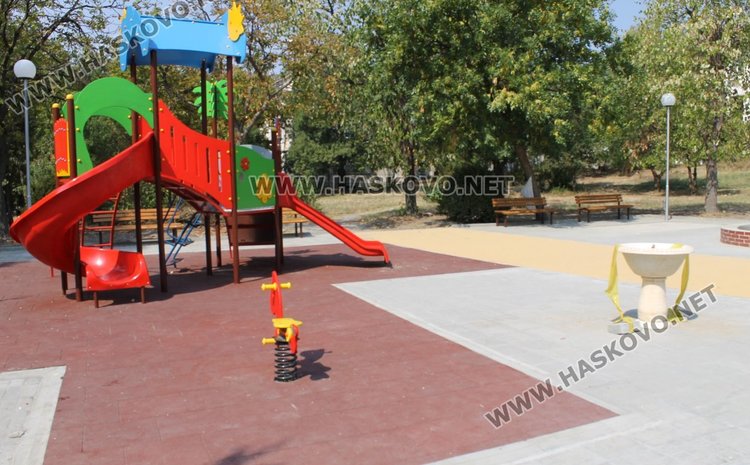 Обновиха изцяло детската площадка в кв."Марийно"