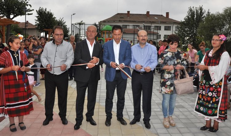 С детски празник откриха модернизиран парк в  Минерални бани