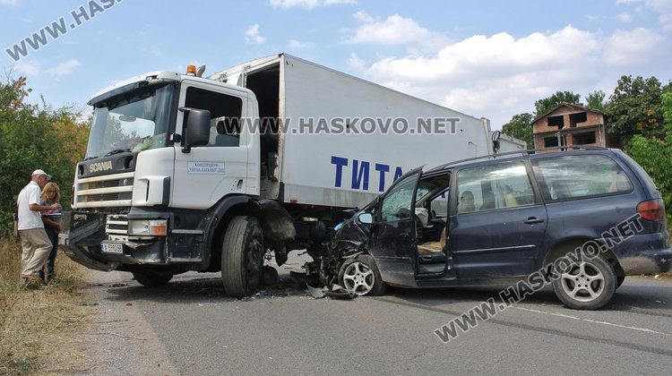 Шаран се вряза в камион на Титан, затвориха пътя през Стойково