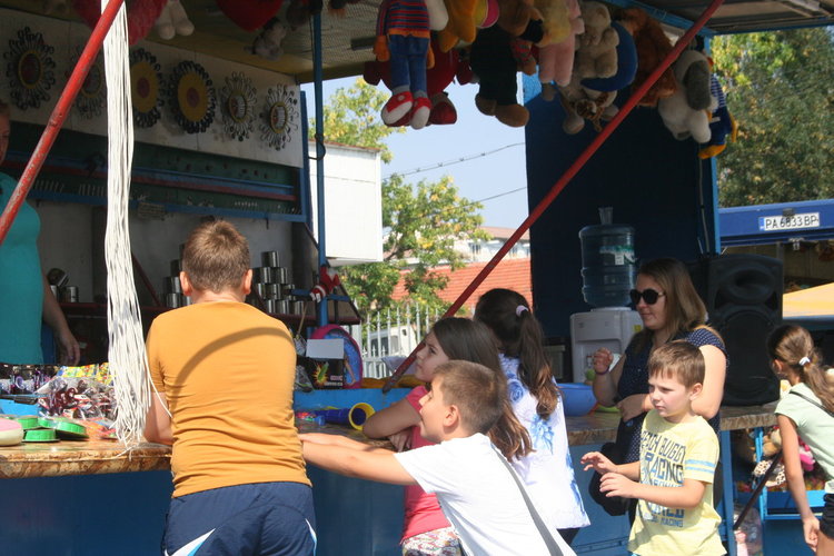 Първомай се стяга за панаир