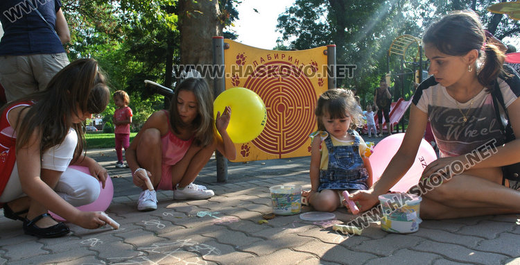 Деца превърнаха Градската градина в лунапарк