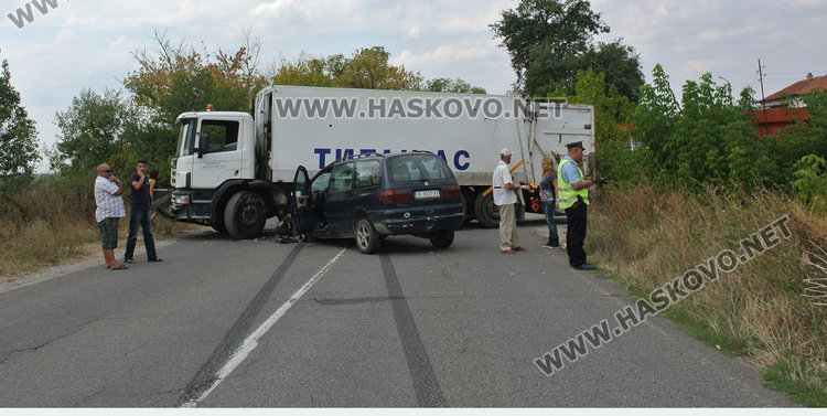 Шаран се вряза в камион на Титан, затвориха пътя през Стойково