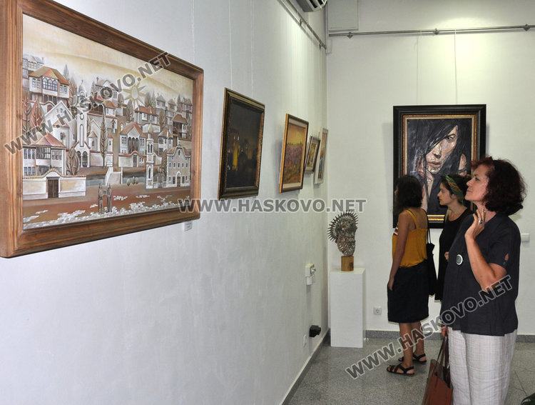 Художниците на Хасково показаха града в галерия „Форум“