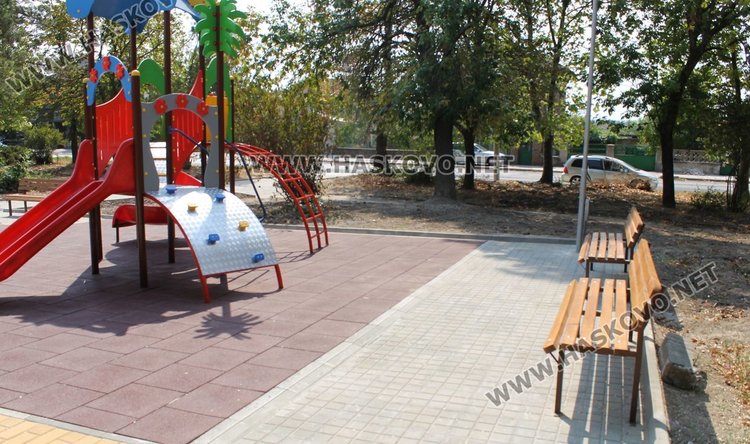 Приключи обновяването на детската площадка в центъра на димитровградския квартал "Марийно"