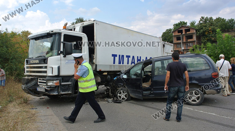 Шаран се вряза в камион на Титан, затвориха пътя през Стойково