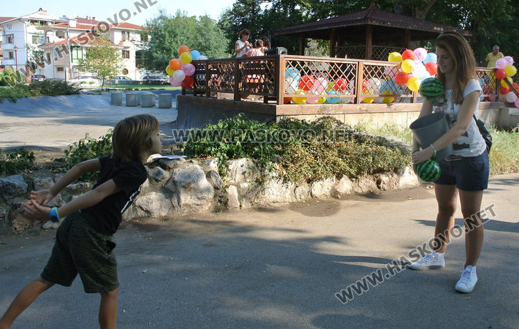 Деца превърнаха Градската градина в лунапарк