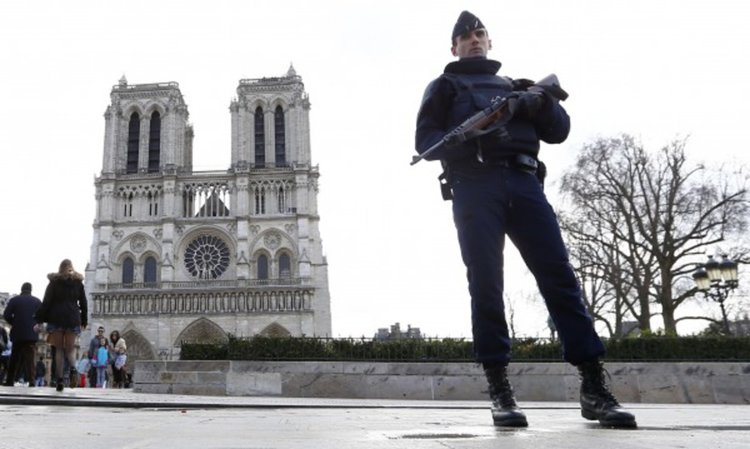 Арестувани са още двама заради колата с газови бутилки в Париж