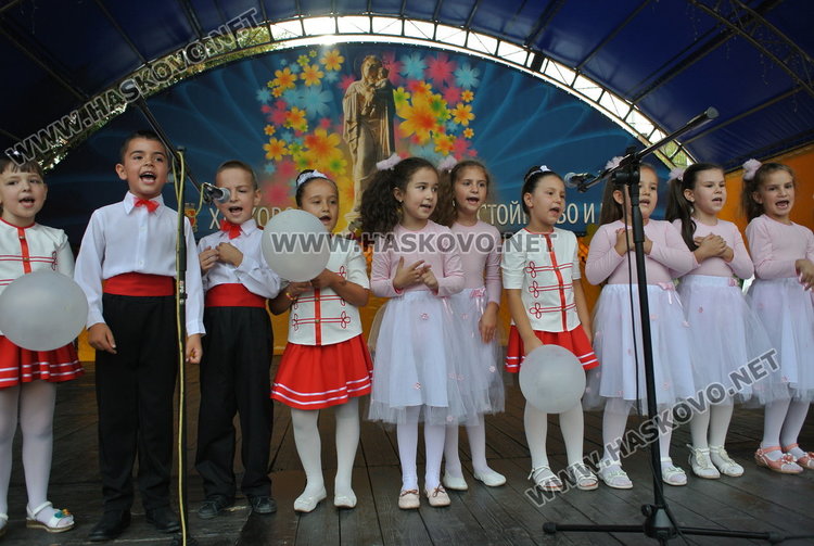 Празнична торта раздадоха за стотици деца в Хасково