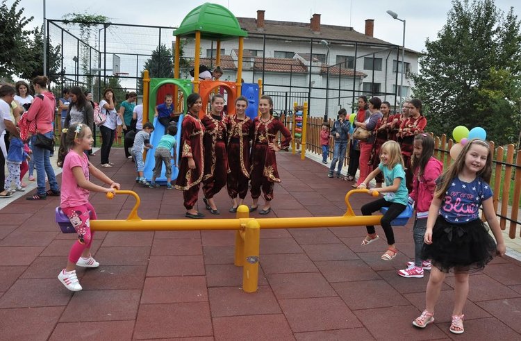 С детски празник откриха модернизиран парк в  Минерални бани