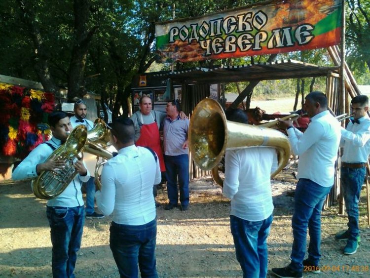 Гости и участници в "Скариада" опитаха вкусни родопски специалитети