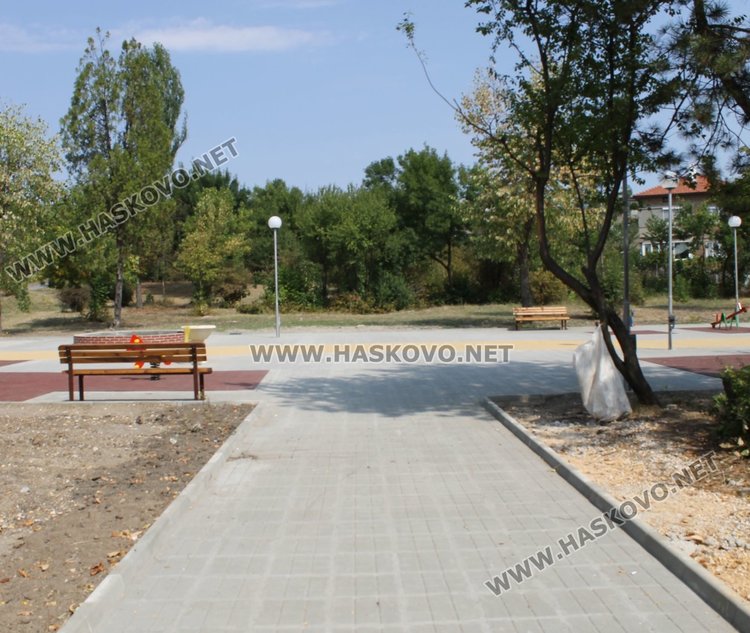 Обновиха изцяло детската площадка в кв."Марийно"