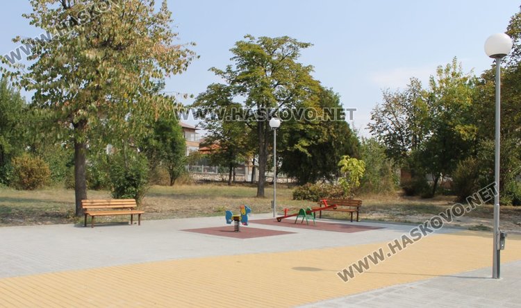 Обновиха изцяло детската площадка в кв."Марийно"