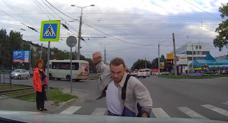 Див пешеходец спира кола с поглед (видео)