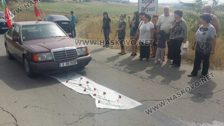 Кръстът бе посрещнат по бяло платно