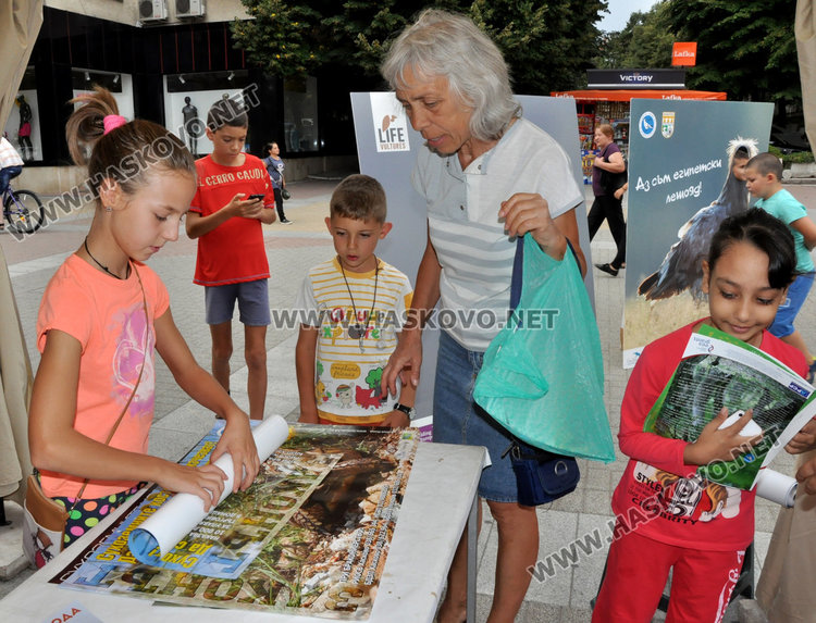 Десетки деца се оцветиха като белоглав, египетски и черен лешояд
