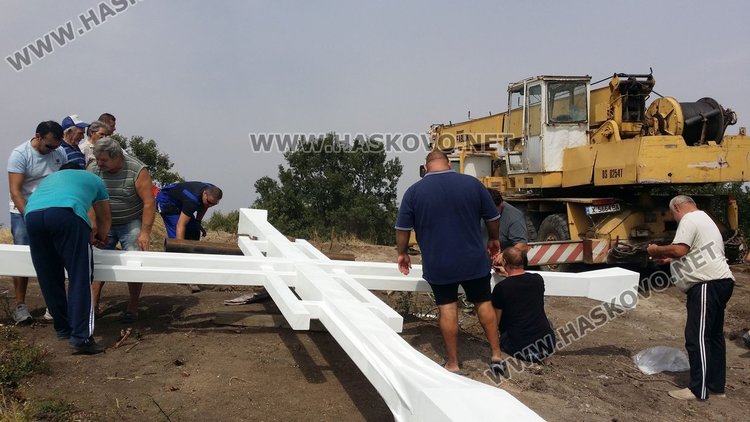 Жители на селото помогнаха за монтирането