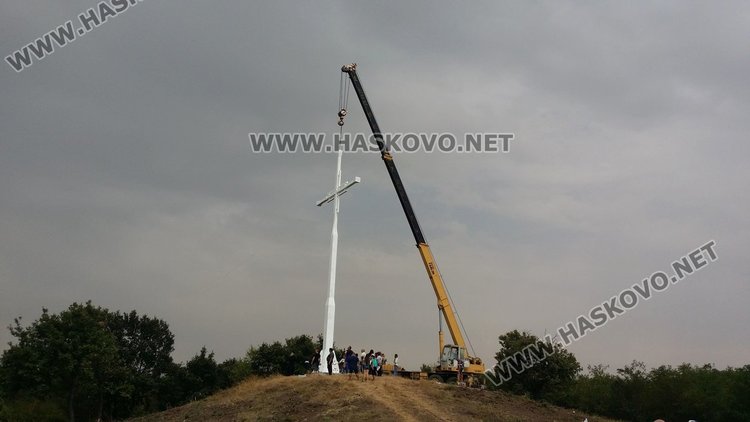 Три часа продължи монтирането на кръста край Бряст