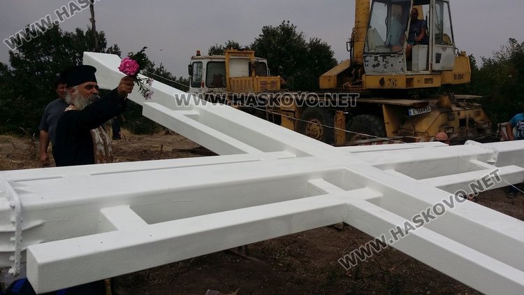 Вдигнаха 16-метров кръст край димитровградското село Бряст