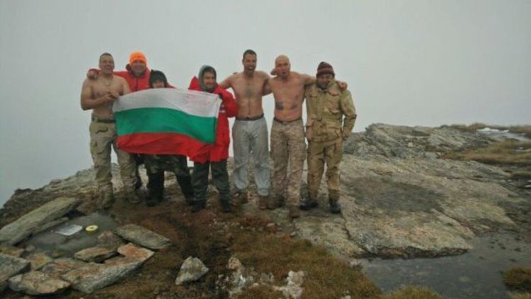 Ненчев награждава военни, издигнали плоча на Каймакчалан