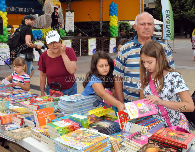 Децата на Хасково спасяват планетата, опашки за книги на площада