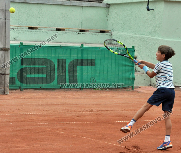 10-годишни мерят сили в състезание по тенис на „Юнак“